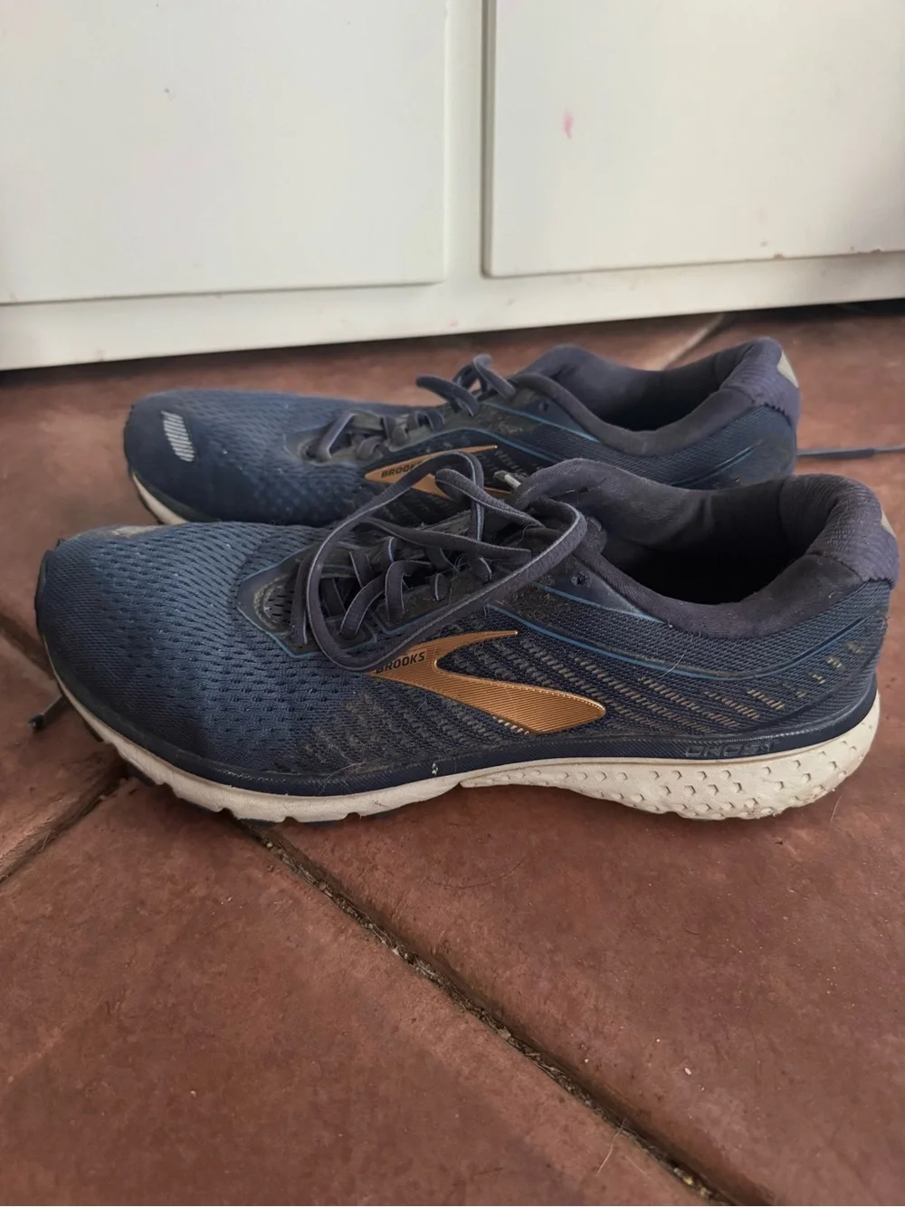 Brooks Men's Navy Running Sneakers with Gold Accent